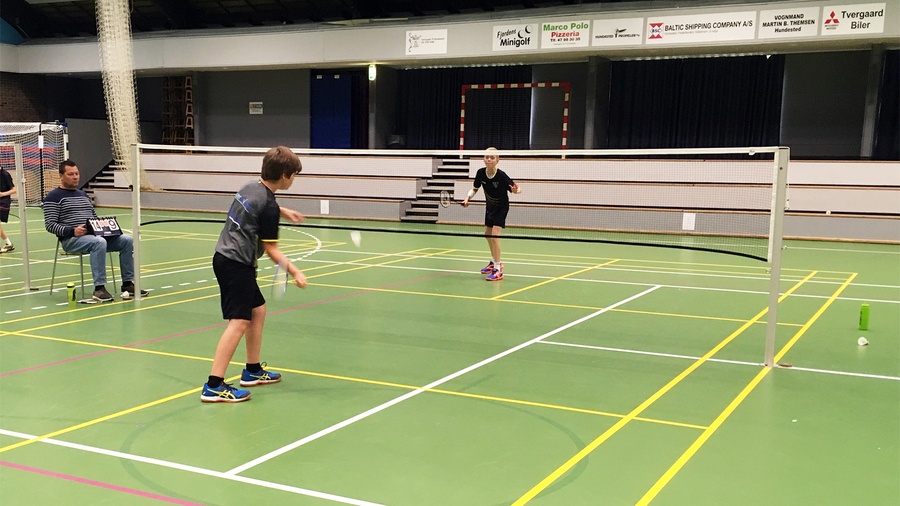 Badminton single kamp med unge spillere