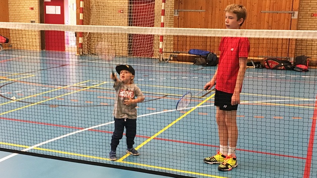 Børn spiller badminton