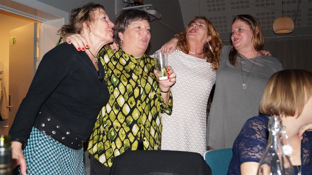 Fire kvinder i højt humør ved fest